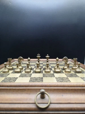 Set di scacchi set di scacchi vintage in metallo, scatola e tavola in legno... - Immagine 1 di 4