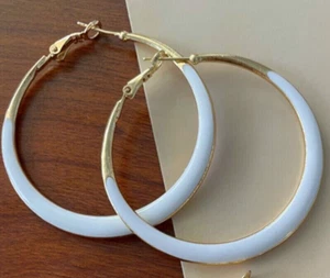"Impresionantes Nuevos Pendientes de Aro Redondos de 1,75" enchapados en Oro Amarillo Esmalte Blanco - Imagen 1 de 7