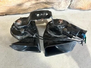 2006 Cadillac DTS Horn Set Denso Dual Electric Horn Assemble E 9 PN#15223669 - Picture 1 of 6