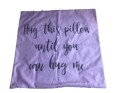 Funda de almohada “Hug This Pillow Until You Can Hug Me” con luna en la espalda Foto 1 de 4