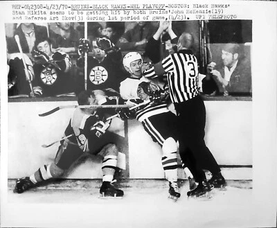 Foto de hockey de la NHL 1970 STAN MIKITA JOHNNY MCKENZIE CHICAGO BLACKHAWKS BOSTON AHL Foto 1 de 4