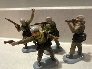 4 x BRITAINS BRITISH DETAIL SOLDATEN SAS GRAUE BASKENMÜTZE - Bild 1 von 1