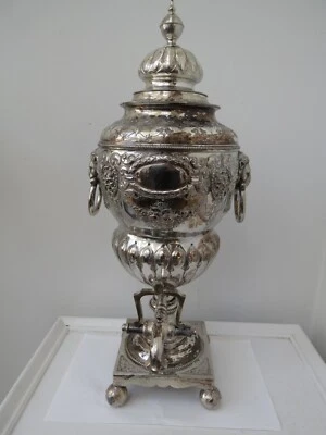 Antigua urna de té/agua victoriana inglesa con cabeza de león de plata Foto 1 de 4
