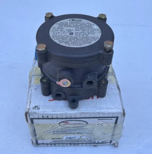 Dwyer 1950-00-2F Pressure Differential Switch - Picture 1 of 5
