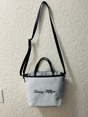 Bolso Bandolera Tommy Hilfiger de Lona Azul y Blanco Rayas Azul Marino Borde 8"h Nuevo con Etiquetas Foto 1 de 4