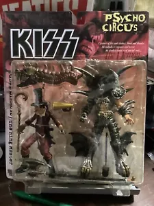 KISS PSYCHO CIRCUS GENE SIMMONS/RING MASTER ACTION FIGURES MCFARLANE 1998 NOC - Picture 1 of 2