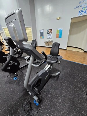 Bicicleta estática de ejercicio reclinada Precor 846i-R Experience Foto 1 de 4