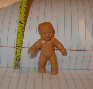 Statuetta vintage 2" giocattolo bullo bambino con mini casa delle bambole Germania bambino - Foto 1 di 2