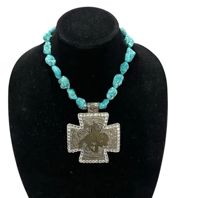 Grueso Collar Teñido Turquesa con Gran Cruz de Vaquera Estrás Tono Plateado Foto 1 de 4