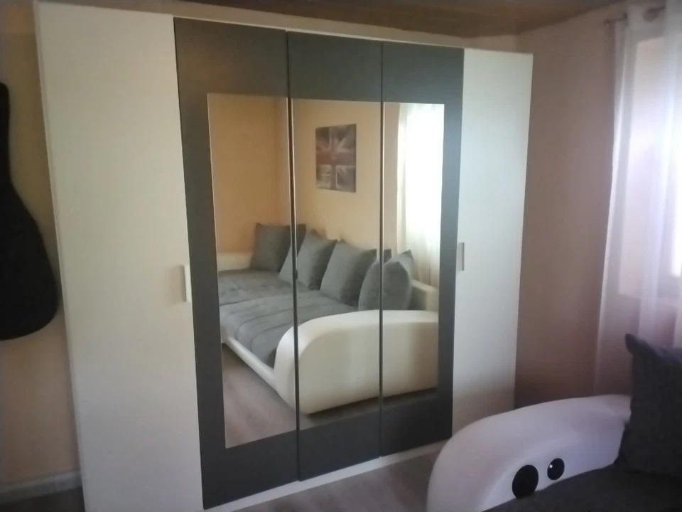 Kleiderschrank mit Spiegel und Holzfront - Bild 1 von 1