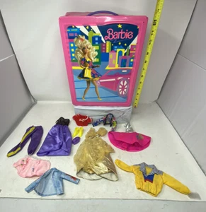 Vintage 1989 Mattel Barbie Puppe rosa Mode Vinyl Tragetasche Koffer mit Kleidung - Bild 1 von 11