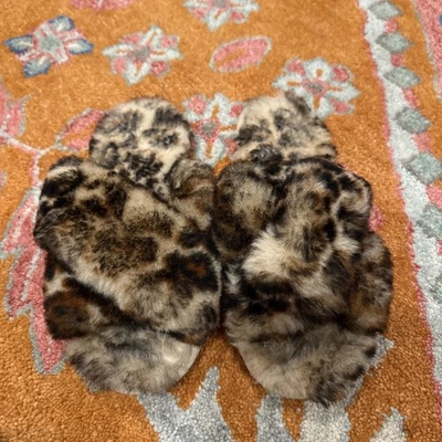 Chinelos EMU AUSTRALIA ANTHROPOLOGIE LEOPARDO ANIMAL PELE DE CARNEIRO TAMANHO 9 - Imagem 1 de 4