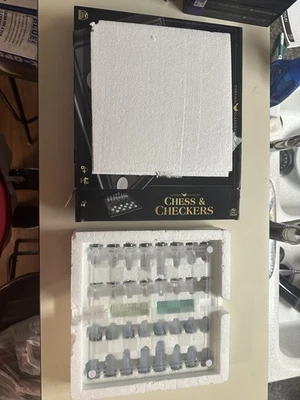 Juego de ajedrez y damas de vidrio clásico Cardinal con tablero de vidrio Foto 1 de 4