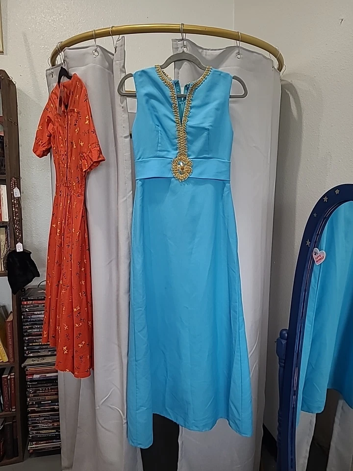 Elegante vestido vintage años 70 azul sin mangas con adornos dorados Foto 1 de 4