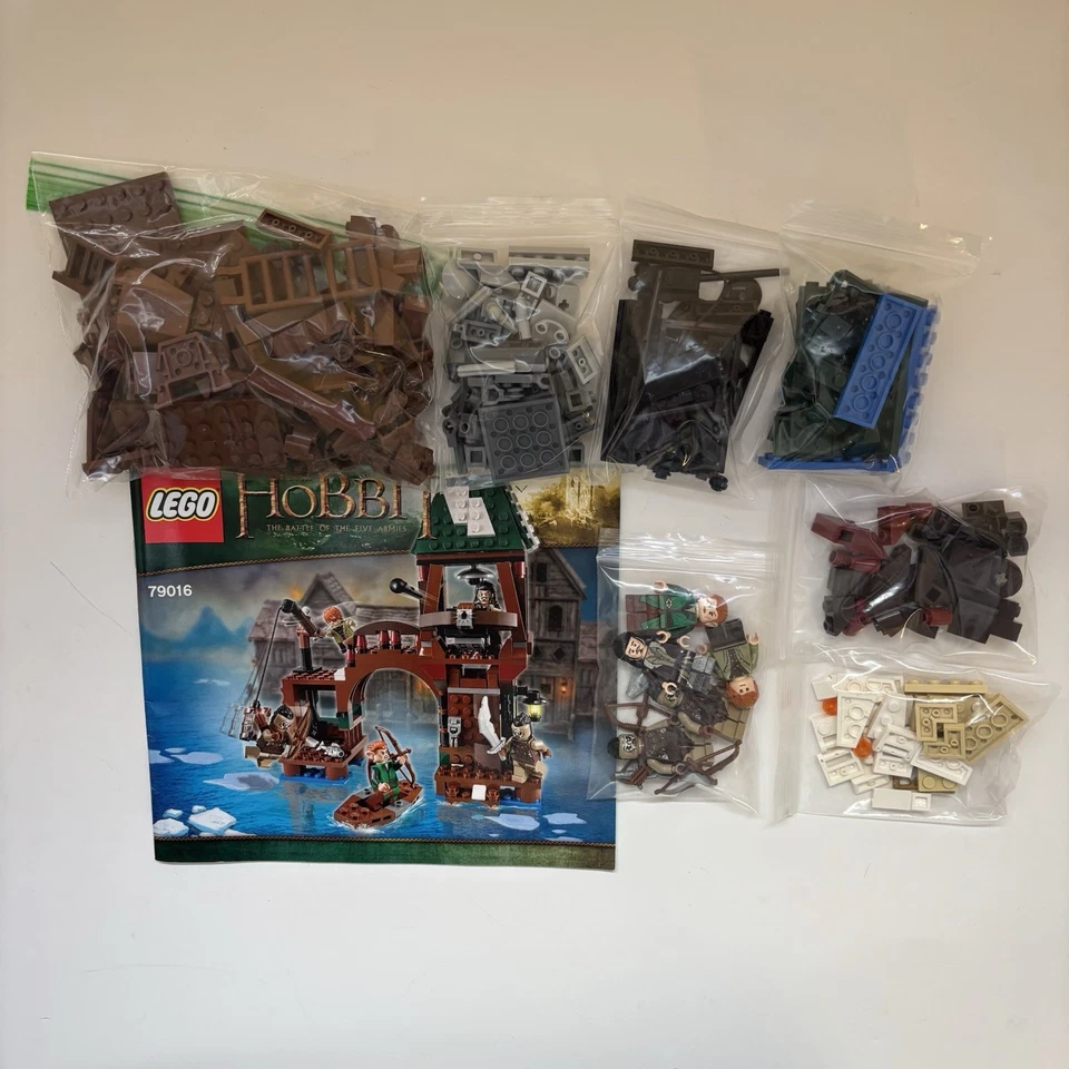 LEGO The Hobbit 79016 Attack on Lake-Town 100% полный комплект с минифигурками и руководством - Изображение 1 из 4