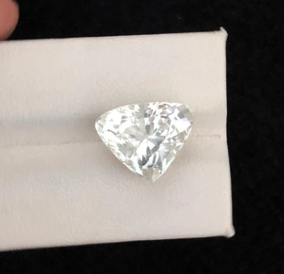 Piedra preciosa de pérdida de forma de trillón de kuncita blanca natural talla 12,10 de Afganistán. Foto 1 de 4