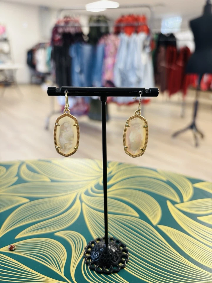 Nuevos pendientes colgantes de oro Kendra Scott Elle en perla blanca Foto 1 de 3