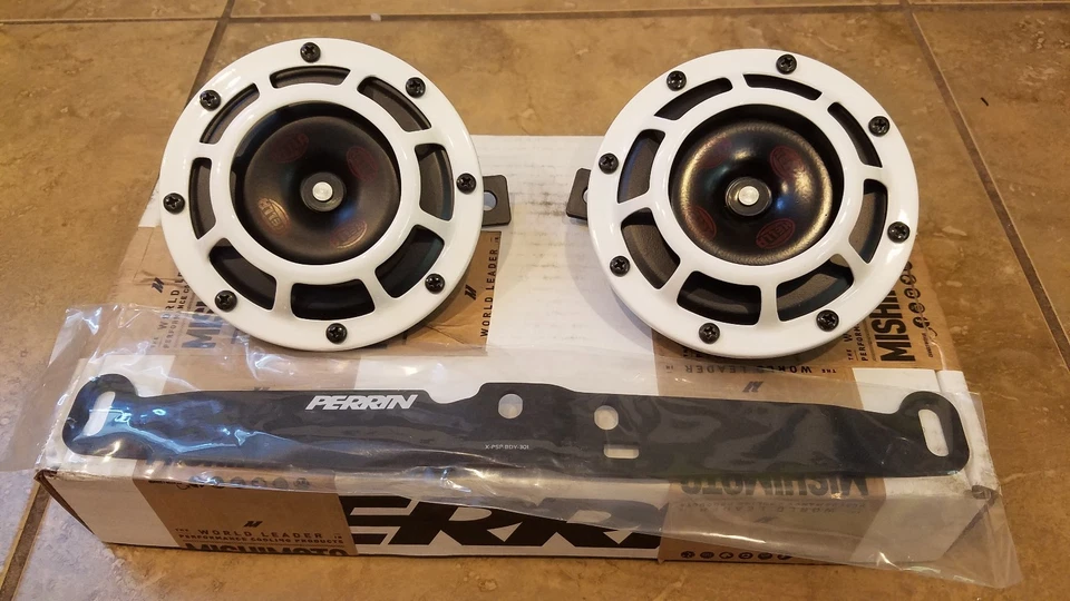 一对 Hella Supertone 角(白色)带 Perrin 安装支架。 2015+WRX/STI 保修 & 延长技术支持 — 第 1/1 张图片