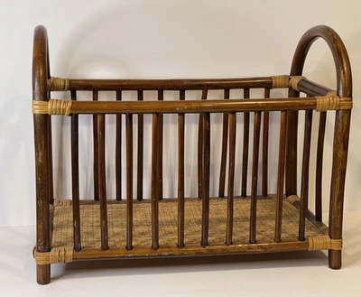 Revista de bambú/mimbre/ratán curvada mediados de siglo de la década de 1970 | Decoración del hogar vintage Foto 1 de 4