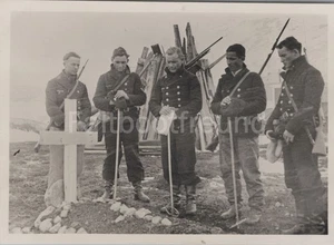 (RB)2024-219, Foto, Am Grab eines gefallenen Matrosen Bjørnfjell Norwegen 1940 - Picture 1 of 2
