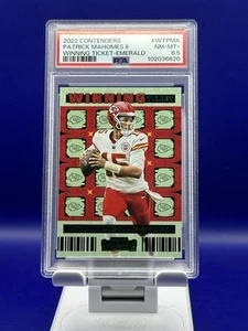 2022 Panini Contenders #WTPMA Patrick Mahomes II WINNING TICKET Emerald PSA 8,5 - Bild 1 von 2