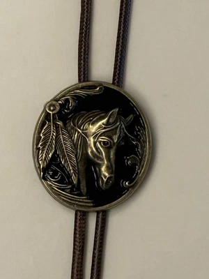 Nuevo Tono Bronce Cabeza de Caballo y Plumas Bolo Corbata Vaquero Occidental Prendas para el Cuello Foto 1 de 4