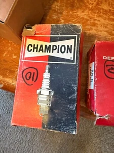 NEW BOX of 10 Vintage Original Old Stock CHAMPION # J19V J19-V Spark Plugs - Picture 1 of 2