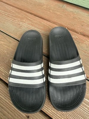 Slides Adidas masculinos tamanho 4 - Imagem 1 de 3