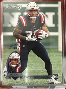 2025 Panini Donruss Football #29 Treveyon Henderson RC 1995 Retro Patriots - Bild 1 von 2