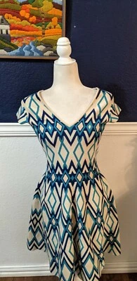 ISSA London Blue White Diamond Short Sleeve Flare V-Neck Dress Sz Medium M - Image 1 of 4