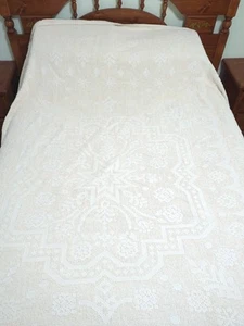 Vintage White Hobnail Bedspread Textured With Fringe 100 x 88 - Picture 1 of 7