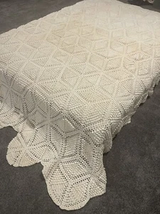 VINTAGE HANDMADE CROCHETED BEDSPREAD CREAM DIAMOND SCALLOPED EDGES 82” X 118” - Picture 1 of 4