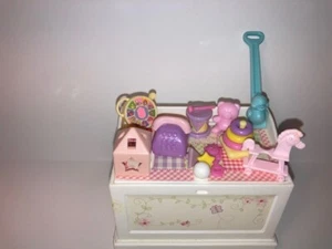 Caja/cofre y accesorios de juguetes Barbie Happy Family - Imagen 1 de 4