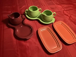 Fiesta Fiestaware Milchkännchen & Zucker Set mit 2 unter Tablett und 2 Butterdosen. - Bild 1 von 3