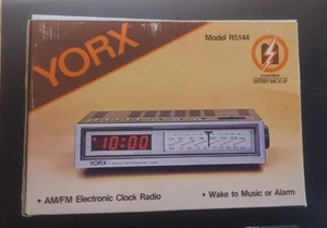 Reloj despertador digital electrónico radio AM/FM vintage YORX modelo R5144 nuevo en caja - Imagen 1 de 3