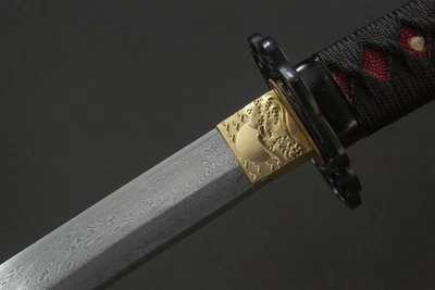 Espada Samurai Japonesa Hecha a Mano Katana Damasco Acero Círculo Patrón Laca Roja Foto 1 de 4