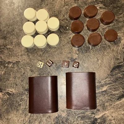 Piezas Backgammon De Colección, Dos Tazas, 15 Piezas Blancas y Marrones, Y Cubo Número Dados Foto 1 de 4