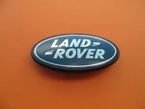 04 05 EMBLEMA DE REJILLA DELANTERA LAND ROVER FREELANDER LOGOTIPO INSIGNIA SIGNO USADO FABRICANTE DE EQUIPOS ORIGINALES A1728 - Imagen 1 de 5