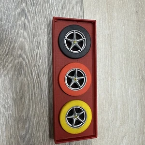 Juego de borrador Ferrari 3 ruedas: amarillo, negro y rojo. En caja. Ver descripción - Imagen 1 de 10