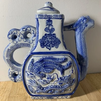 Tetera Dragón Azul Y Blanco De Colección 9 1/2” x 8” Porcelana Años 70’s Foto 1 de 4