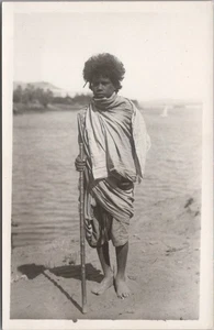 Foto Real De Colección RPPC Postal Hombre en Vestido Nativo con Bastón/Bastón - Imagen 1 de 2