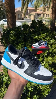 Nike Air Jordan 1 Retro Bajo Polvo Azul GS Juvenil 6 / Mujer’s 7.5 Foto 1 de 4