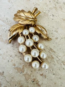 Vintage Trifari goldfarbene Kunstperlen & Strass Traube Cluster Anstecknadel Brosche - Bild 1 von 6