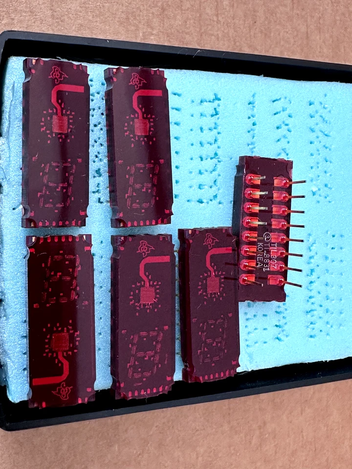 TIL307 Numeric Display with Logic - Image 1 of 1