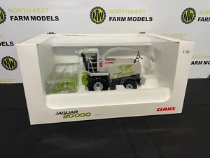 UNIVERSAL HOBBIES 1:32 SCALE CLAAS JAGUAR 900 "20000" WITH RU 600 MAIZE HEADER - Picture 1 of 4