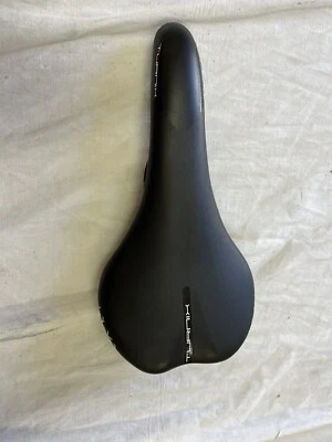 Sillín de asiento de bicicleta Turnix Pro 11 pulgadas de largo 142 mm de ancho negro usado 🔥🔥🔥 Foto 1 de 4