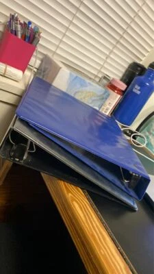 "Carpetas de alta resistencia Exceed de 3 anillos, anillo inclinado de 2"" - azul y negro - paquete de 2" Foto 1 de 2