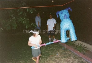 FOTOGRAFÍA ENCONTRADA a color PINATA GIRL instantánea DE COLECCIÓN 311 LA 80 Q - Imagen 1 de 1