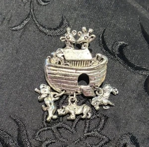 Vintage Arche Noah biblische Brosche Anstecknadel mit 3 Baumeln Tier Charms - Bild 1 von 4