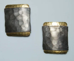 VTG MARJORIE BAER LARGE GOLDEN HAMMERED RECTANGLE & WIRE ARTISAN CLIP EARRINGS - Imagen 1 de 11